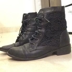 Size 6 1/2 TOP Moda ankle flat boot